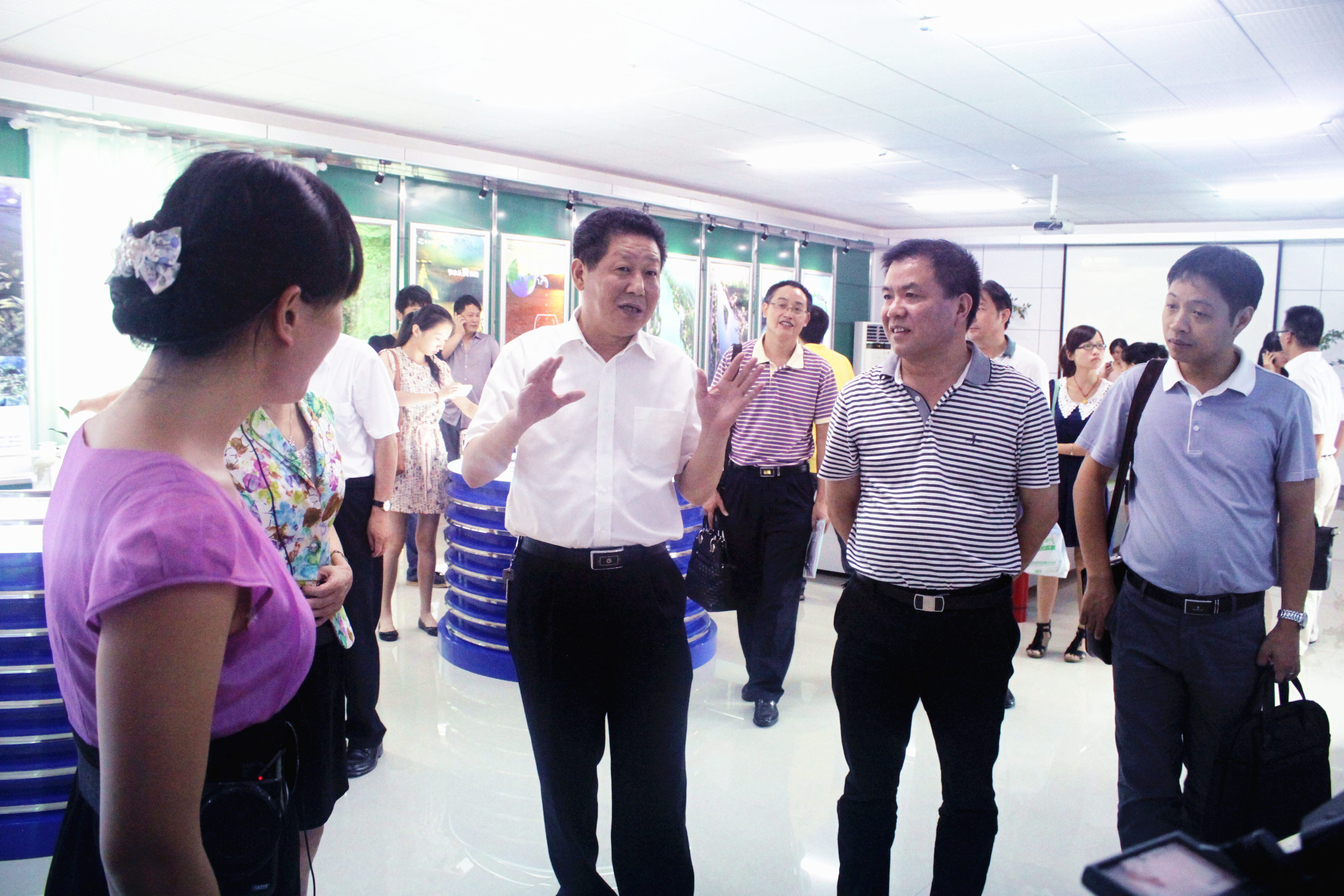 2012年8月，省委宣傳部紀(jì)檢組長肖君華在時(shí)任市委常委，宣傳部部長錢德喜的帶領(lǐng)下蒞臨公司視察.JPG
